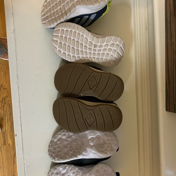 4 pair of toddler shoes size 5 - Picture 2 of 5